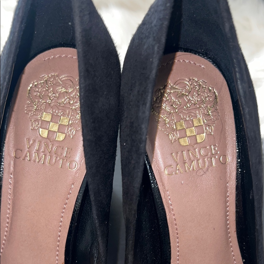 Vince Camuto Black Heels with Gold Bow Detail - Picture 4 of 11